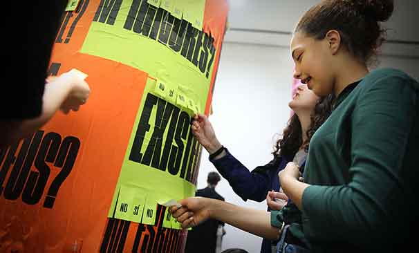 Exposició "Pirulís. Columnes d'expressió lliure"