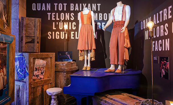 Exposició "Llach. Com un arbre nu"